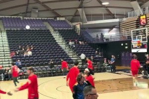 理了头发就是精神！杨瀚森赛前训练中秀起了暴扣